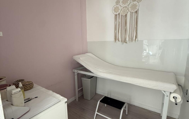 Local commercial SAINT-VICTORET (13730)  43 m2 755 € 