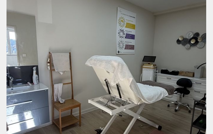 Local commercial SAINT-VICTORET (13730)  43 m2 755 € 