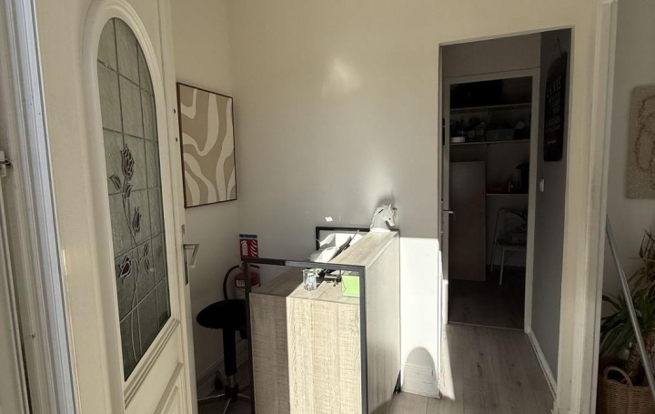 Local commercial SAINT-VICTORET (13730)  43 m2 755 € 