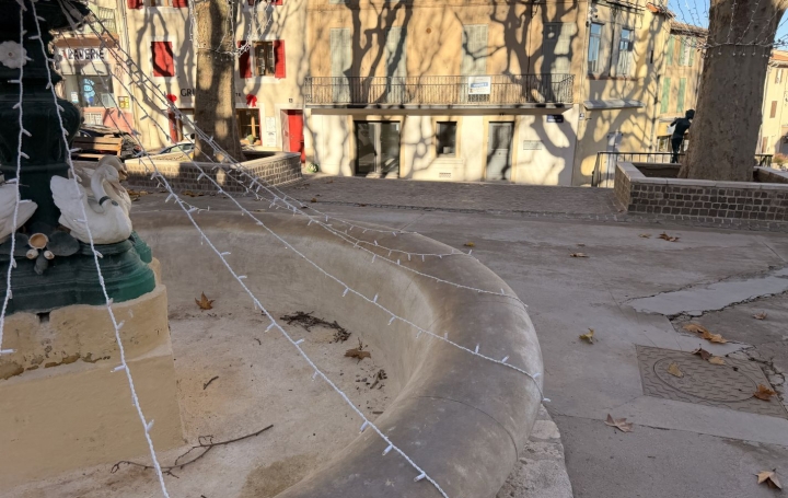 Local commercial VELAUX (13880)  33 m2 665 € 