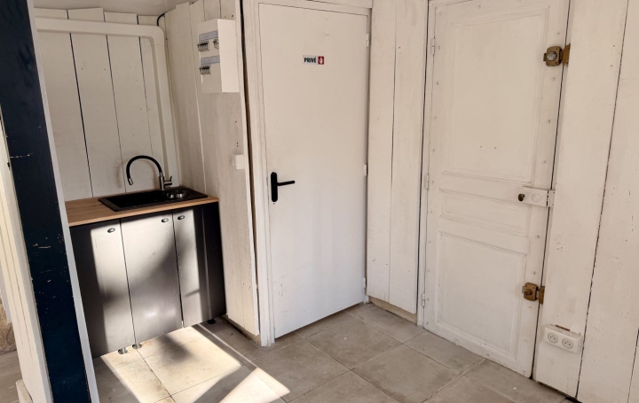 Local commercial VELAUX (13880)  33 m2 665 € 