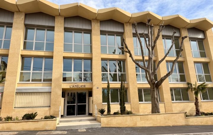 Local commercial AIX-EN-PROVENCE (13100)  30 m2 834 € 