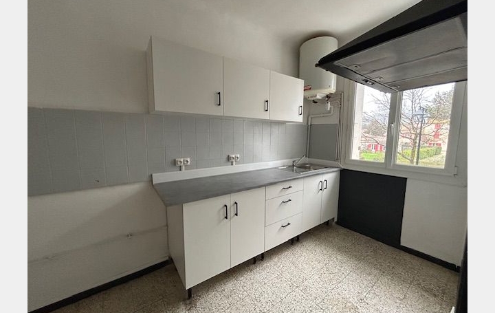 Maison de village EYGUIERES (13430)  63 m2 780 € 