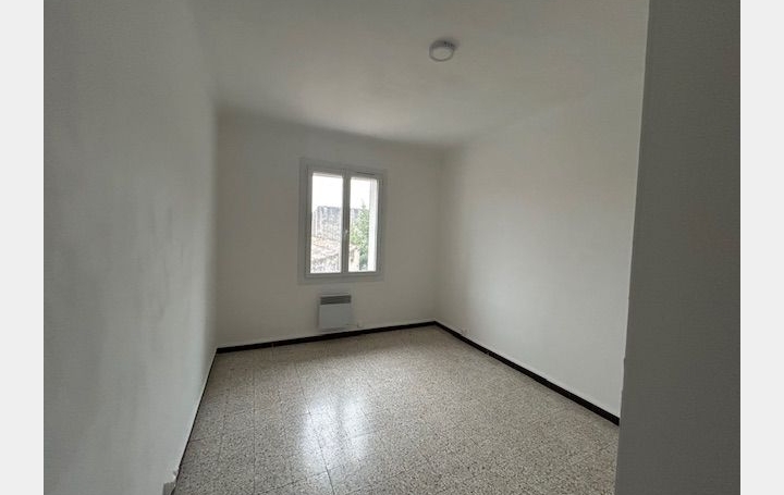 Maison de village EYGUIERES (13430)  63 m2 780 € 