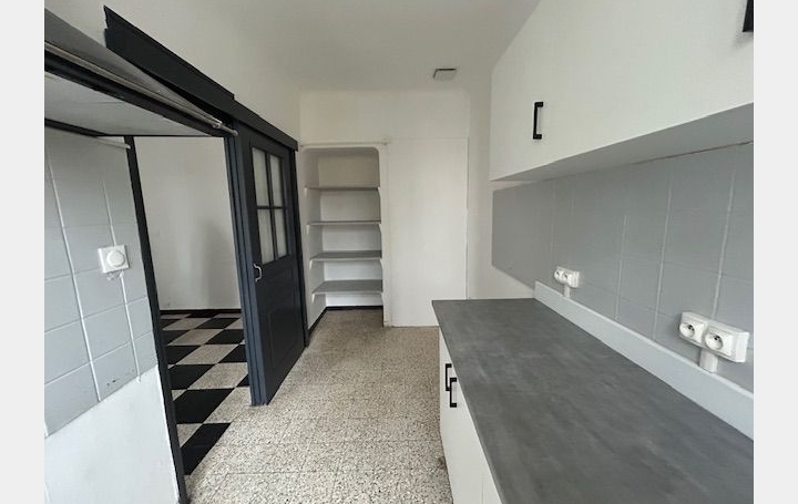 Maison de village EYGUIERES (13430)  63 m2 780 € 