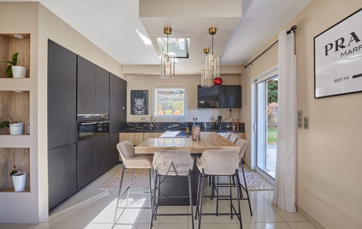 Maison SIMIANE-COLLONGUE (13109)  220 m2 1 360 000 € 