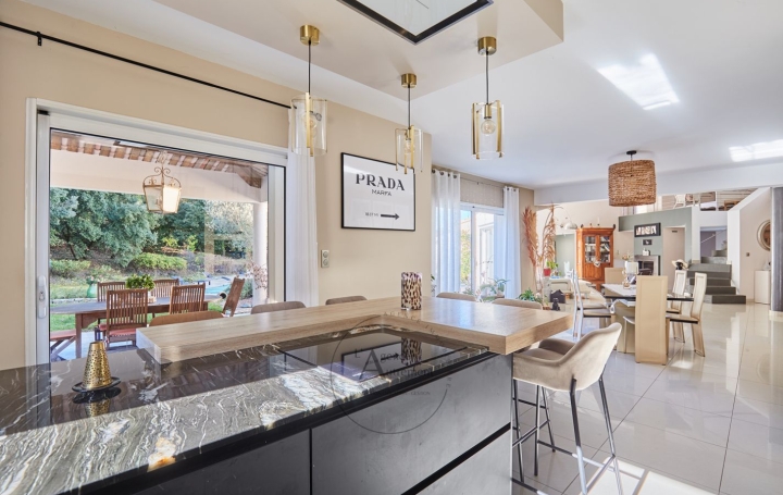 Maison SIMIANE-COLLONGUE (13109)  220 m2 1 360 000 € 