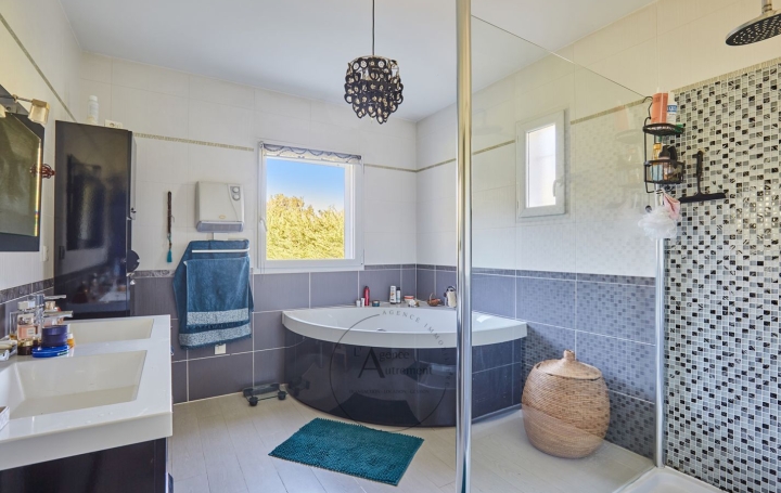 Maison SIMIANE-COLLONGUE (13109)  220 m2 1 360 000 € 