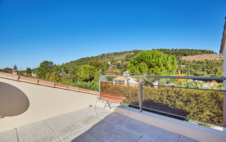 Maison SIMIANE-COLLONGUE (13109)  220 m2 1 360 000 € 