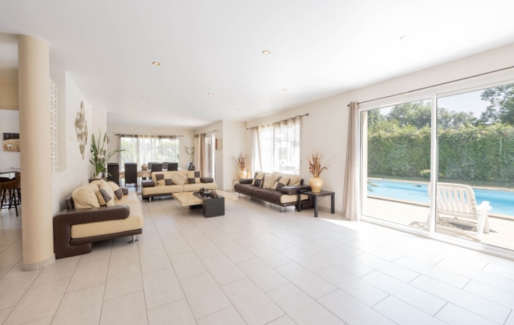 Villa MOUXY (73100)  185 m2 750 000 € 