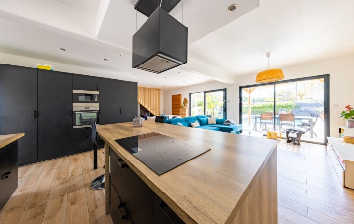 Villa AIGUES-VIVES (30670)  116 m2 435 000 € 