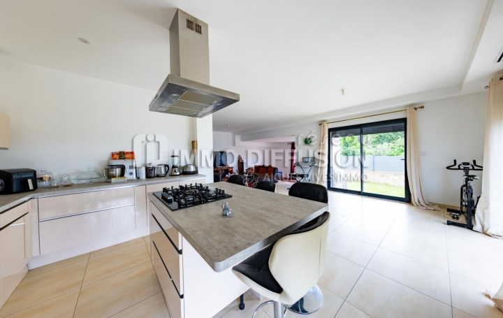 Villa AIGUES-VIVES (30670)  135 m2 374 000 € 