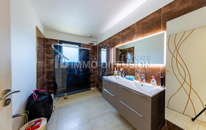 Villa AIGUES-VIVES (30670)  135 m2 374 000 € 