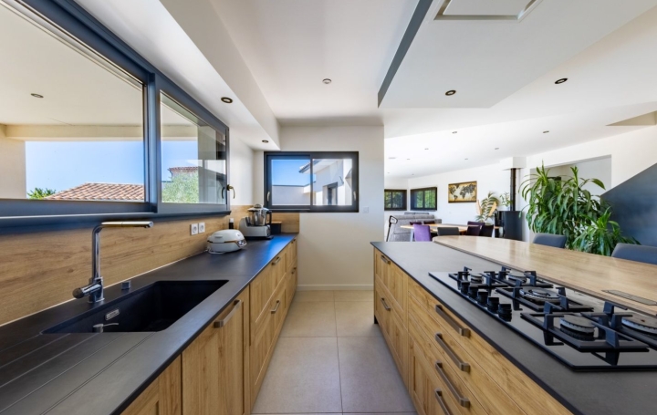 Villa SOMMIERES (30250)  144 m2 580 000 € 