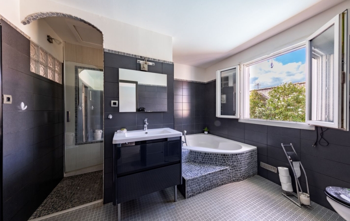 Maison GALLARGUES-LE-MONTUEUX (30660)  110 m2 369 000 € 