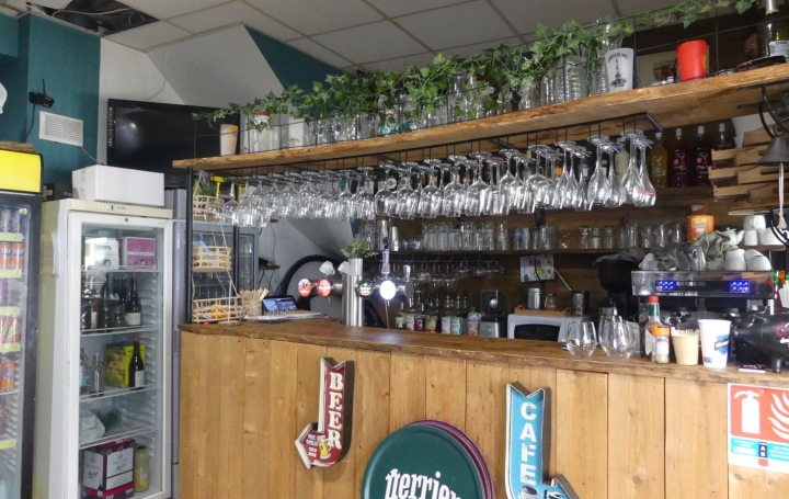 Local commercial VIAS (34450)  80 m2 127 800 € 