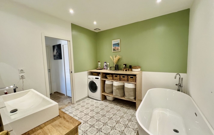 Maison VIAS (34450)  195 m2 469 000 € 