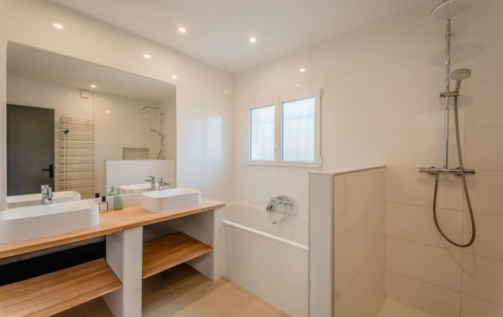 Maison BESSAN (34550)  195 m2 749 000 € 