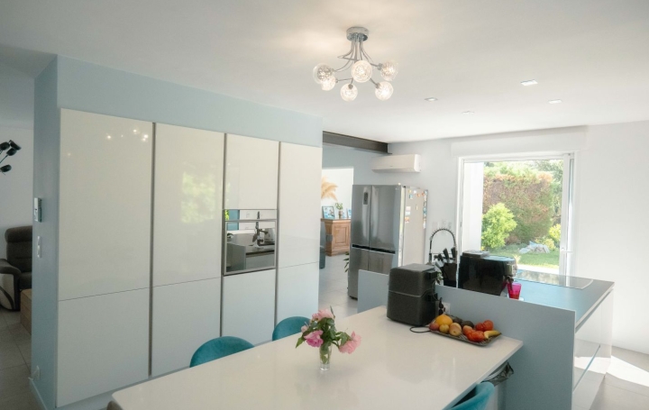 Villa LEZIGNAN-LA-CEBE (34120)  182 m2 525 000 € 