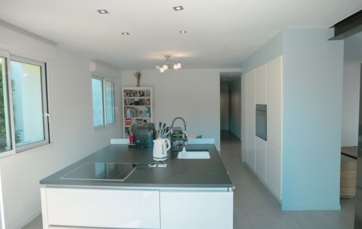 Villa LEZIGNAN-LA-CEBE (34120)  182 m2 525 000 € 