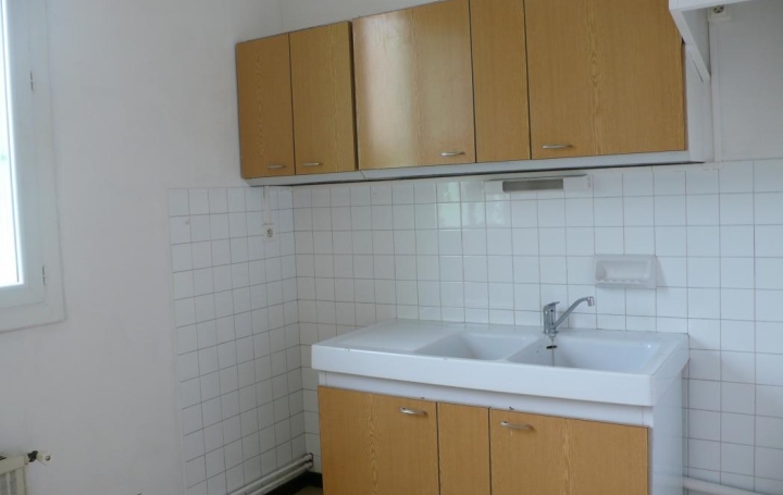 3 Pièces NIMES (30900)  67 m2 741 € 