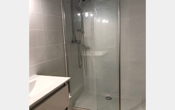 3 Pièces NIMES (30900)  67 m2 741 € 