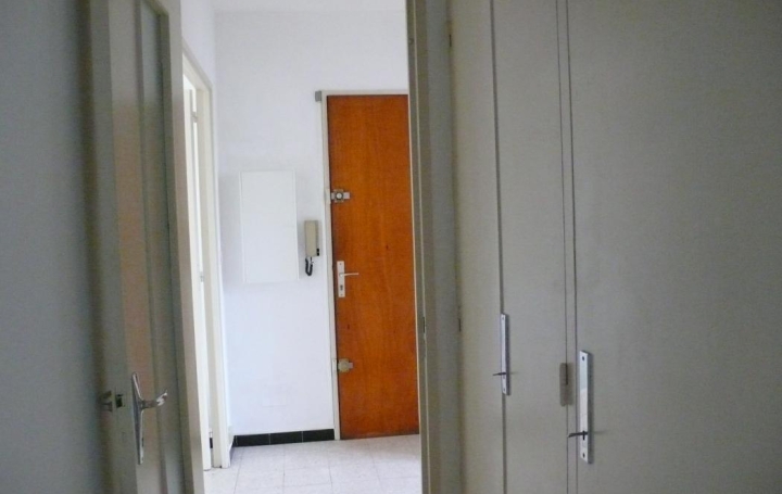 3 Pièces NIMES (30900)  67 m2 741 € 