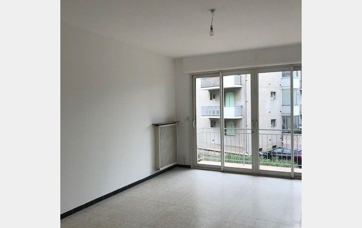 3 Pièces NIMES (30900)  67 m2 741 € 