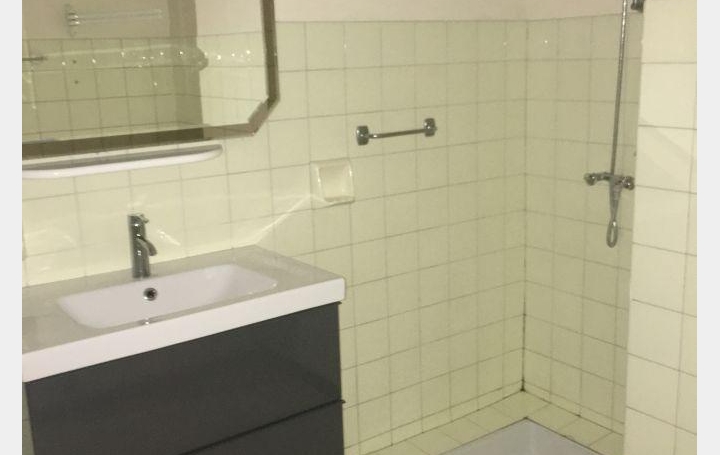 3 Pièces NIMES (30900)  88 m2 749 € 