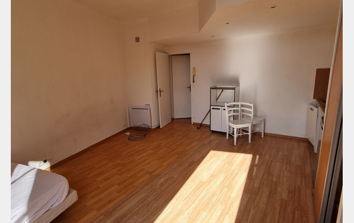 Studio NIMES (30900)  28 m2 417 € 