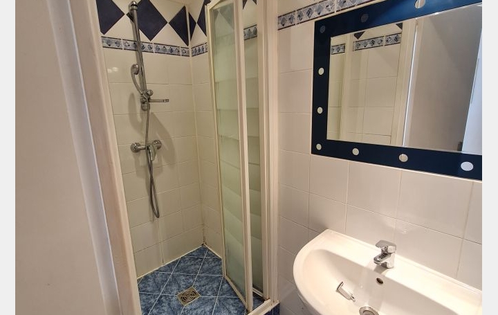 Studio NIMES (30900)  28 m2 417 € 