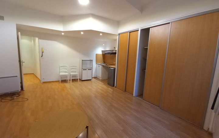Studio NIMES (30900)  28 m2 417 € 