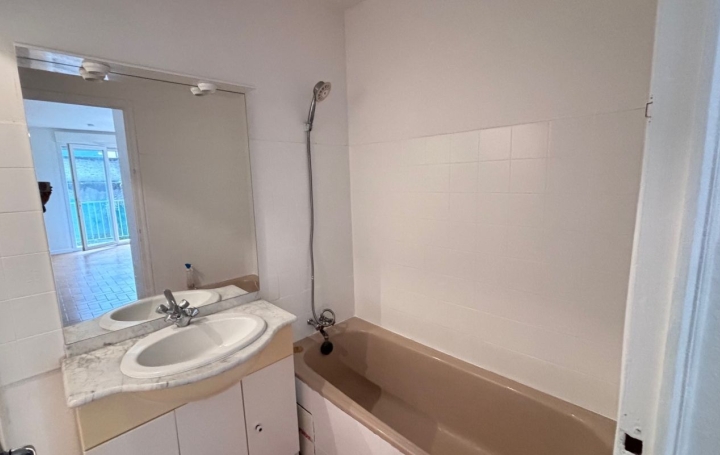 1 Pièce NIMES (30900)  34 m2 500 € 