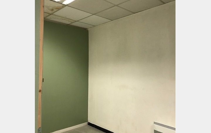 Local commercial NIMES (30900)  47 m2 404 € 