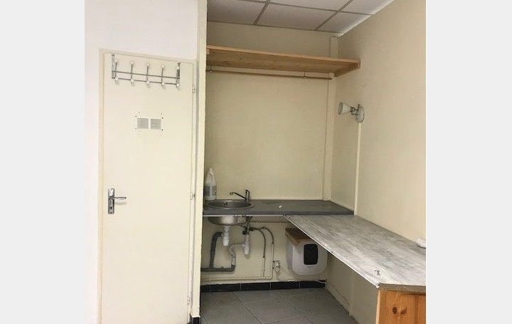 Local commercial NIMES (30900)  47 m2 404 € 