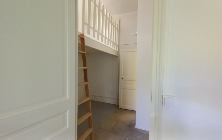 4 Pièces NIMES (30900)  107 m2 930 € 