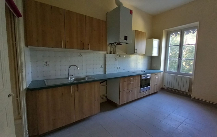 4 Pièces NIMES (30900)  107 m2 930 € 