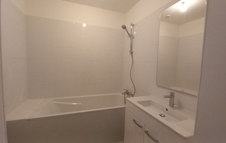 3 Pièces NIMES (30900)  54 m2 676 € 