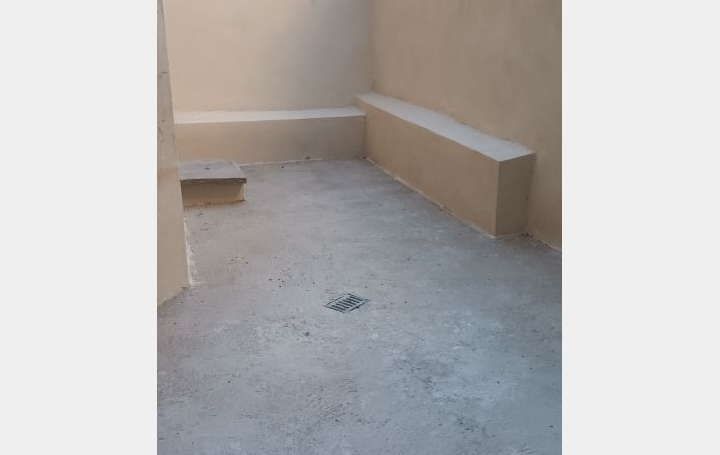 3 Pièces NIMES (30900)  54 m2 676 € 