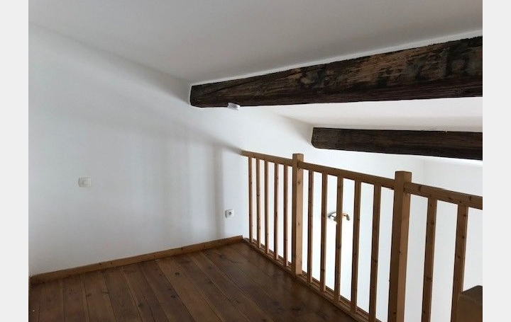 Studio NIMES (30900)  24 m2 424 € 