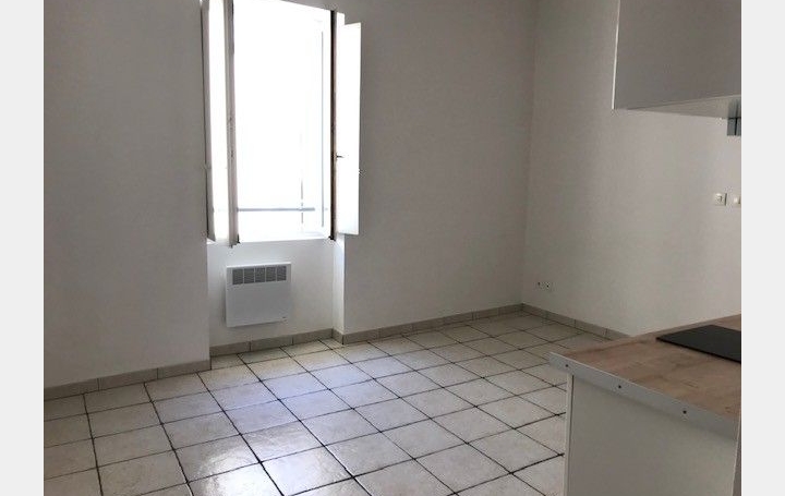 Studio NIMES (30900)  24 m2 424 € 