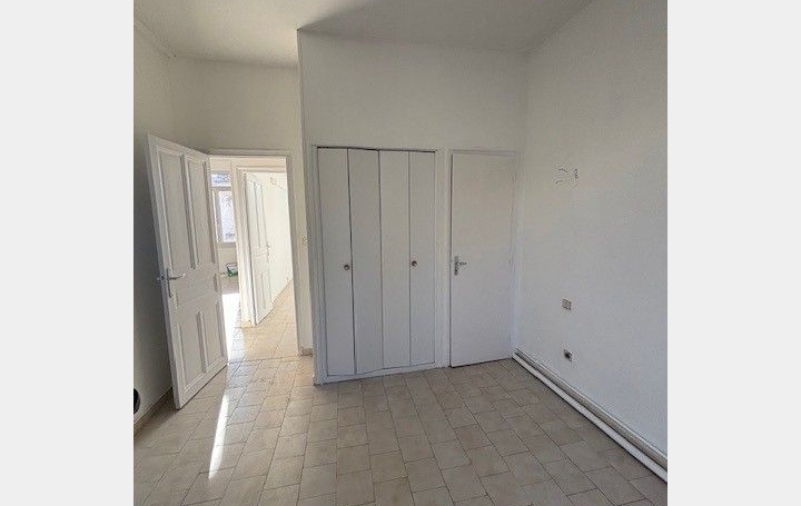 Maison NIMES (30900)   830 € 