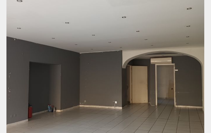 Local commercial NIMES (30900)  79 m2 919 € 