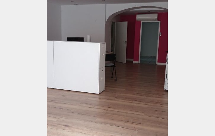 Local commercial NIMES (30900)  79 m2 919 € 