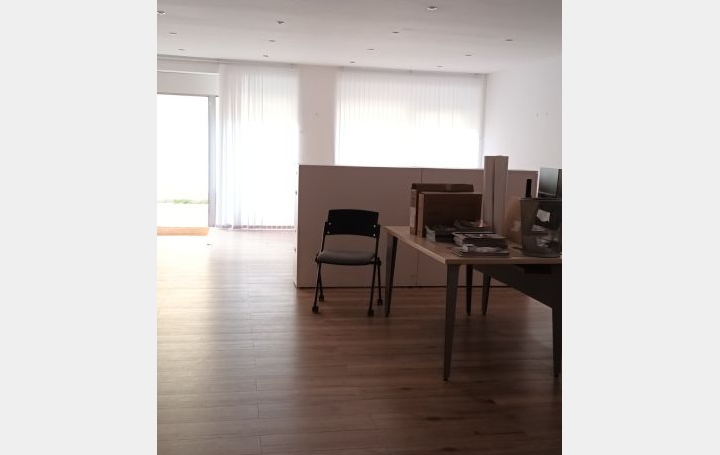 Local commercial NIMES (30900)  79 m2 919 € 