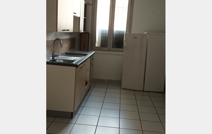 Local commercial NIMES (30900)  79 m2 919 € 