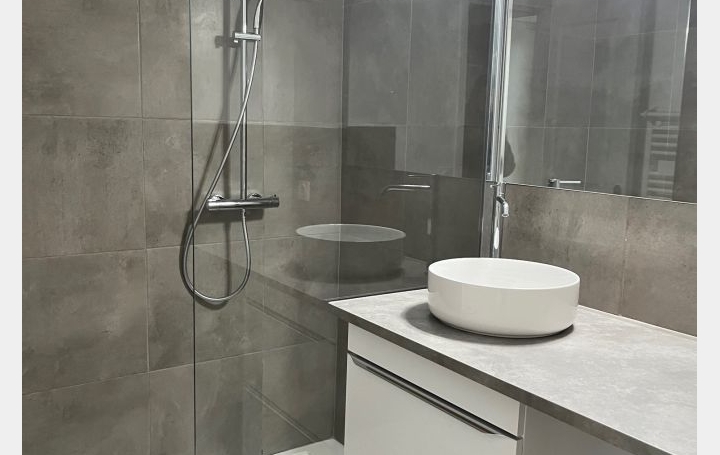 5 Pièces NIMES (30900)  93 m2 1 204 € 