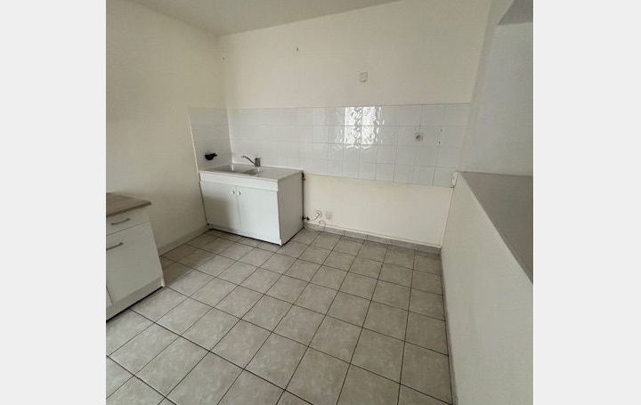 4 Pièces BAGNOLS-SUR-CEZE (30200)  107 m2 615 € 