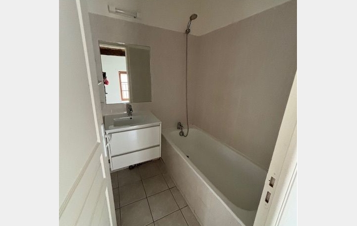 4 Pièces BAGNOLS-SUR-CEZE (30200)  107 m2 615 € 