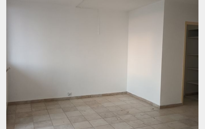 3 Pièces NIMES (30900)  64 m2 651 € 